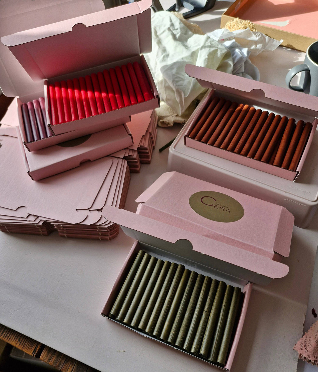 Box of dusty rose sealing wax sticks in 11mm size, neatly arranged in pink packaging, ideal for elegant stationery and crafts.