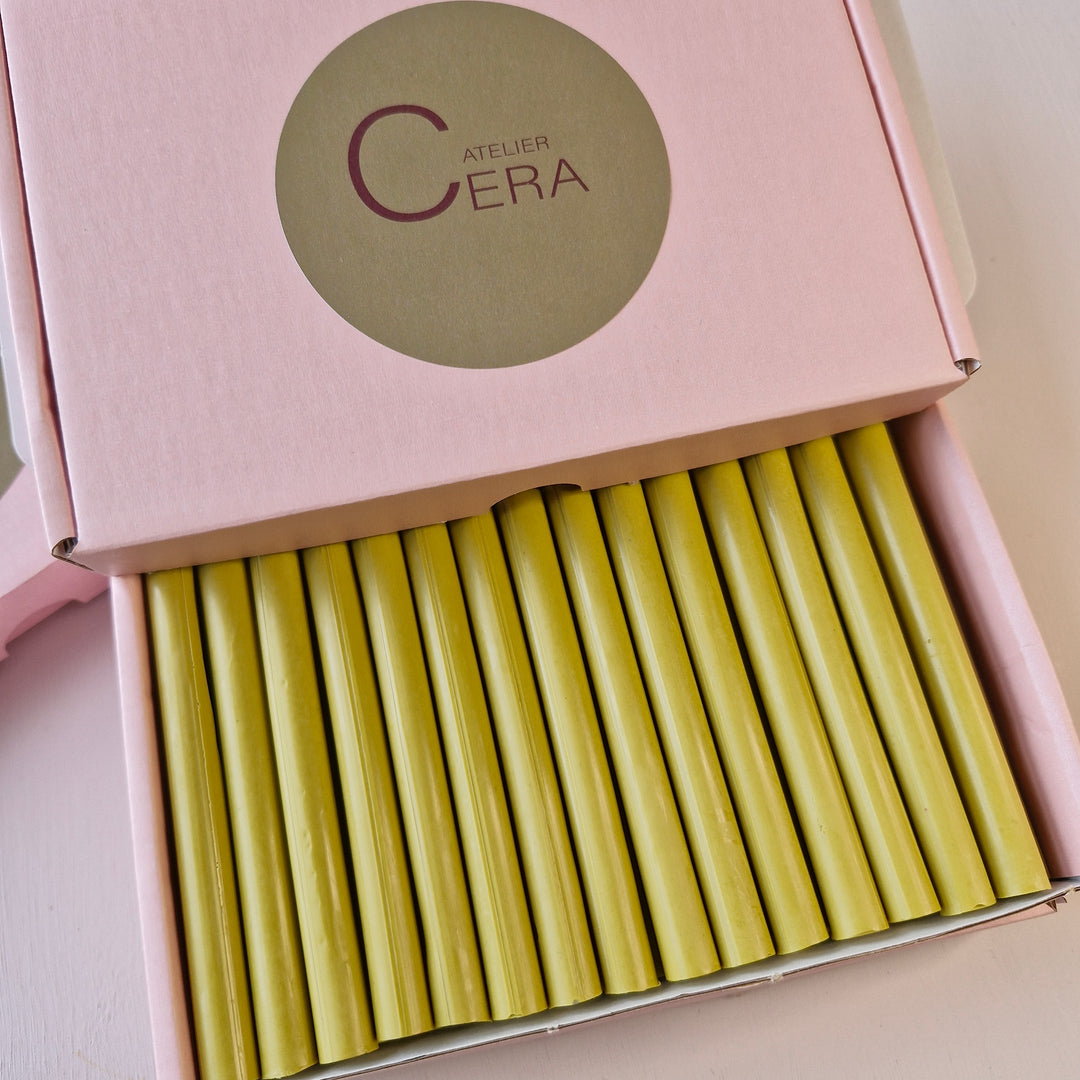 Detailed view of lagoon-colored sealing wax sticks in a pink box with Atelier Cera branding, ideal for crafting and seals.