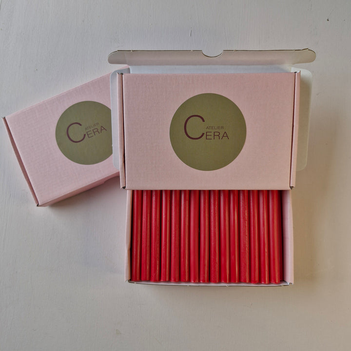 Pink box of 30 raspberry red 11mm wax sealing sticks neatly arranged, showcasing Atelier Cera branding for office and craft use.