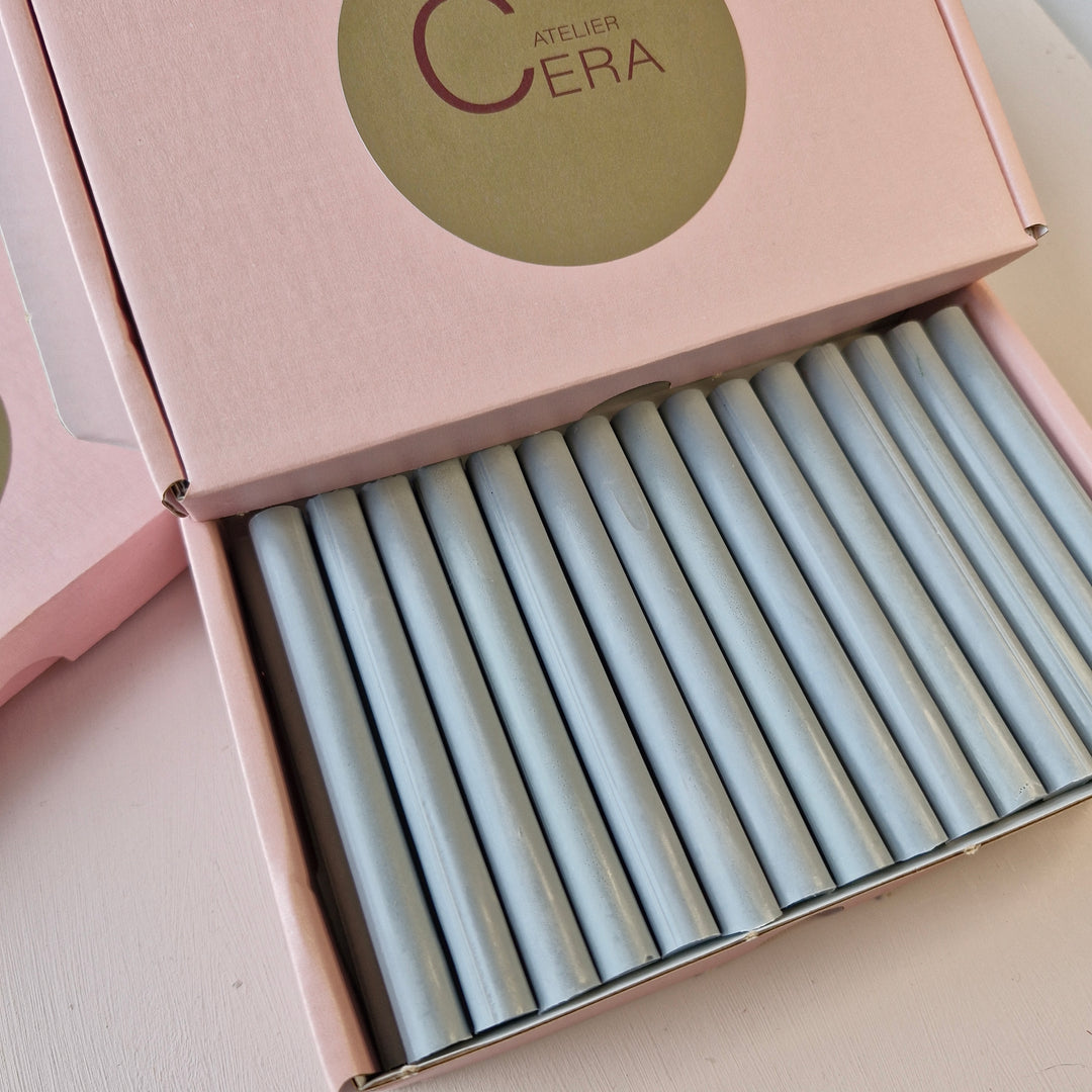 Close-up of French Blue 11mm sealing wax sticks neatly arranged in a pink box with Atelier Cera branding. Perfect for crafts and invitations.