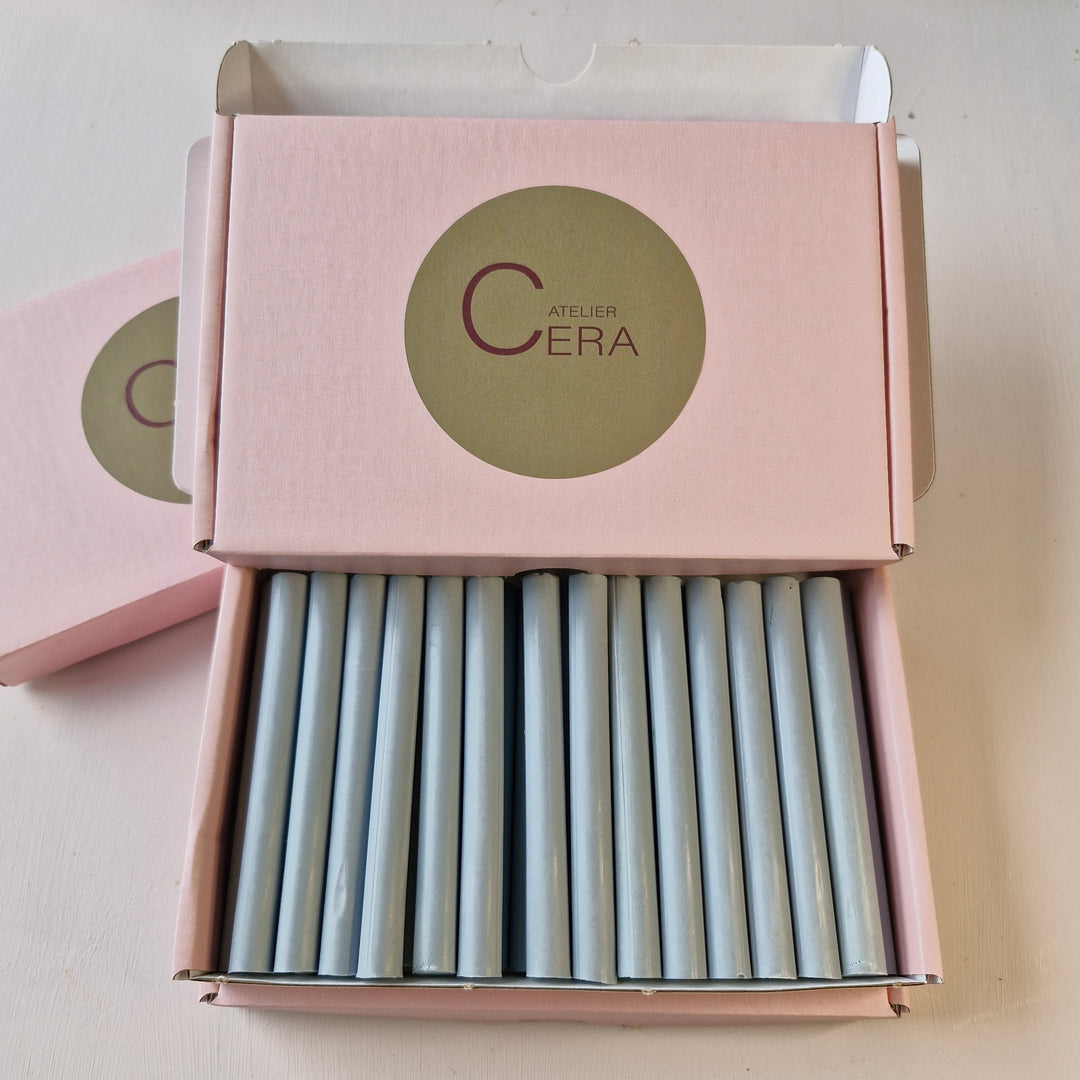 Box of 30 French Blue 11mm sealing wax sticks in pink packaging with Atelier Cera logo. Handmade sticks for crafts and invitations.