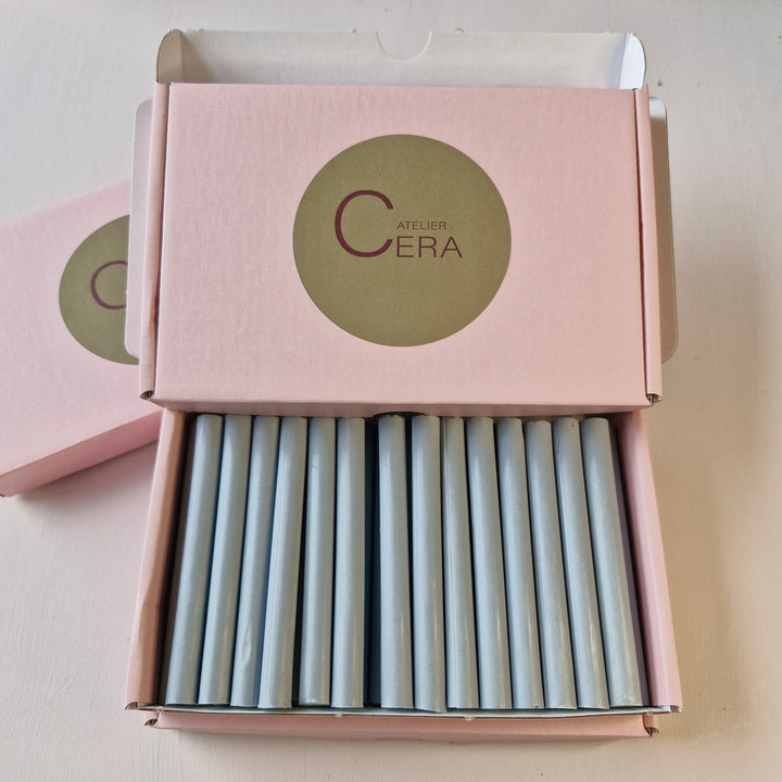 Box of 30 French Blue 11mm sealing wax sticks in pink packaging with Atelier Cera logo. Handmade sticks for crafts and invitations.