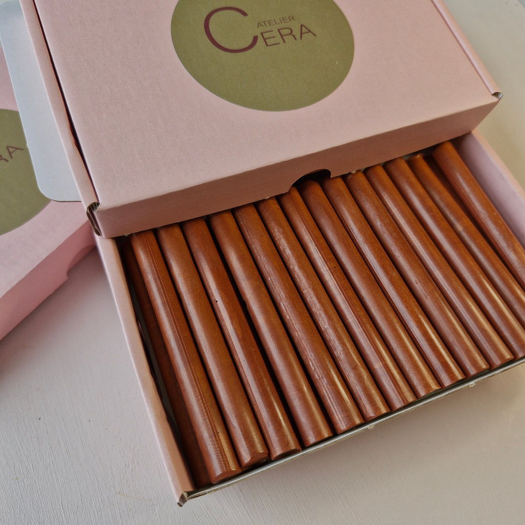 Box of 30 copper wax sticks in 11mm size, neatly arranged in a pink box with Atelier Cera branding. Ideal for sealing and crafts.