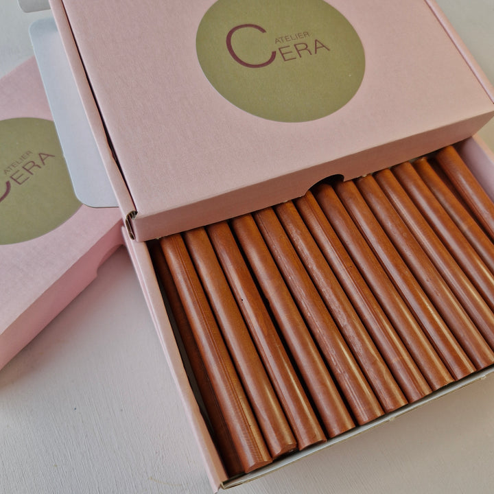 Pink box of 30 copper wax sticks, 11mm in size, displayed with Atelier Cera branding. Great for crafts and sealing needs.