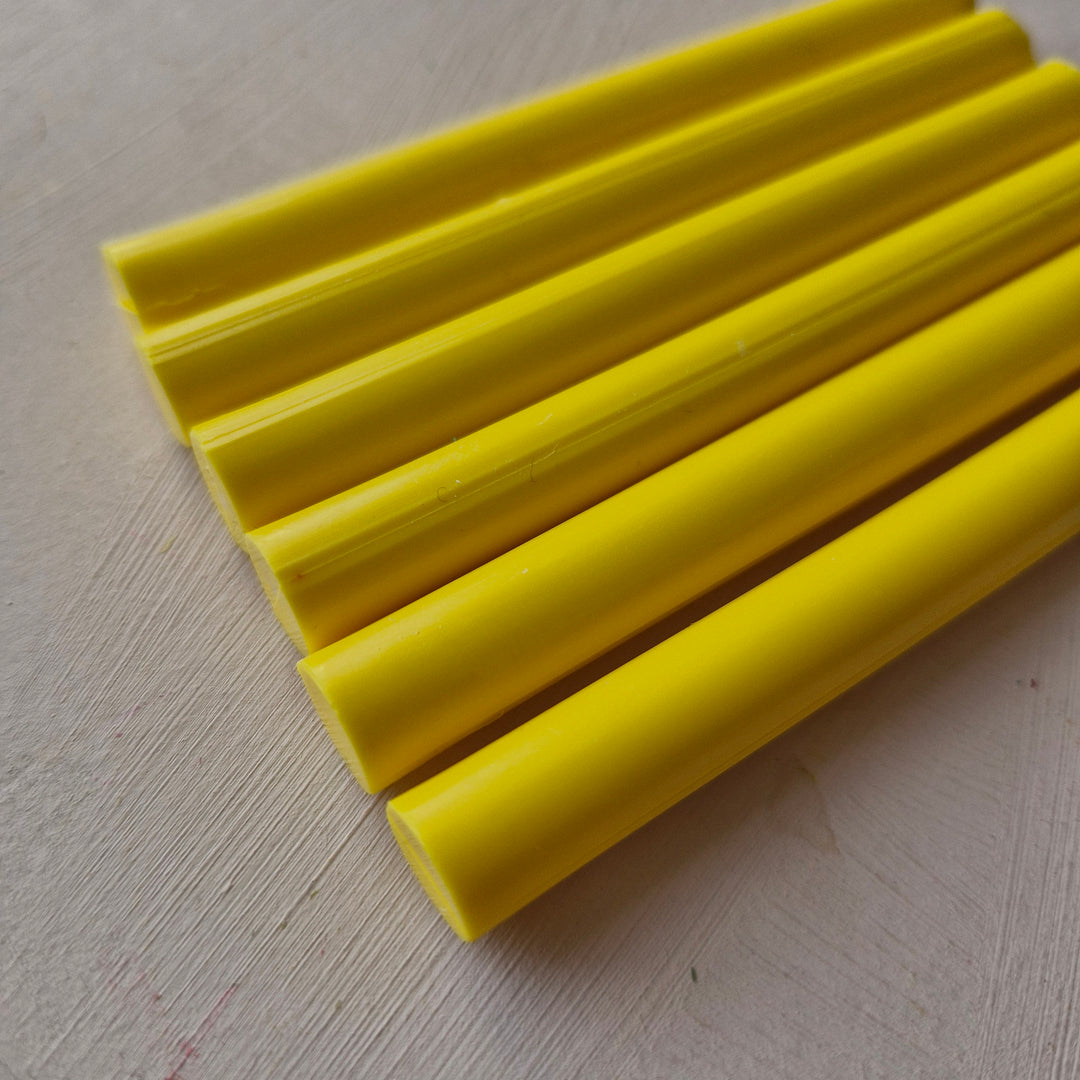 Box of 50 - 11mm yellow sealing wax sticks, handmade and smooth finish. Ideal for crafting, invitations, and sealing projects.