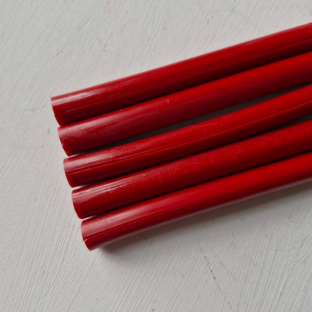 Box of 50 handmade 11mm red sealing wax sticks for office and craft projects. Smooth finish and ideal for sealing tasks.