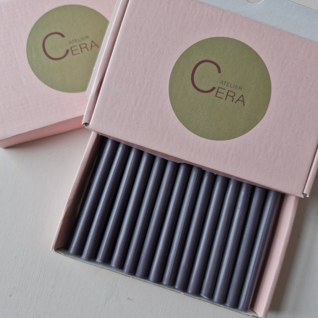 Box of 30 plum-colored 11mm wax sticks with Atelier Cera logo, suitable for office instruments or creative projects.