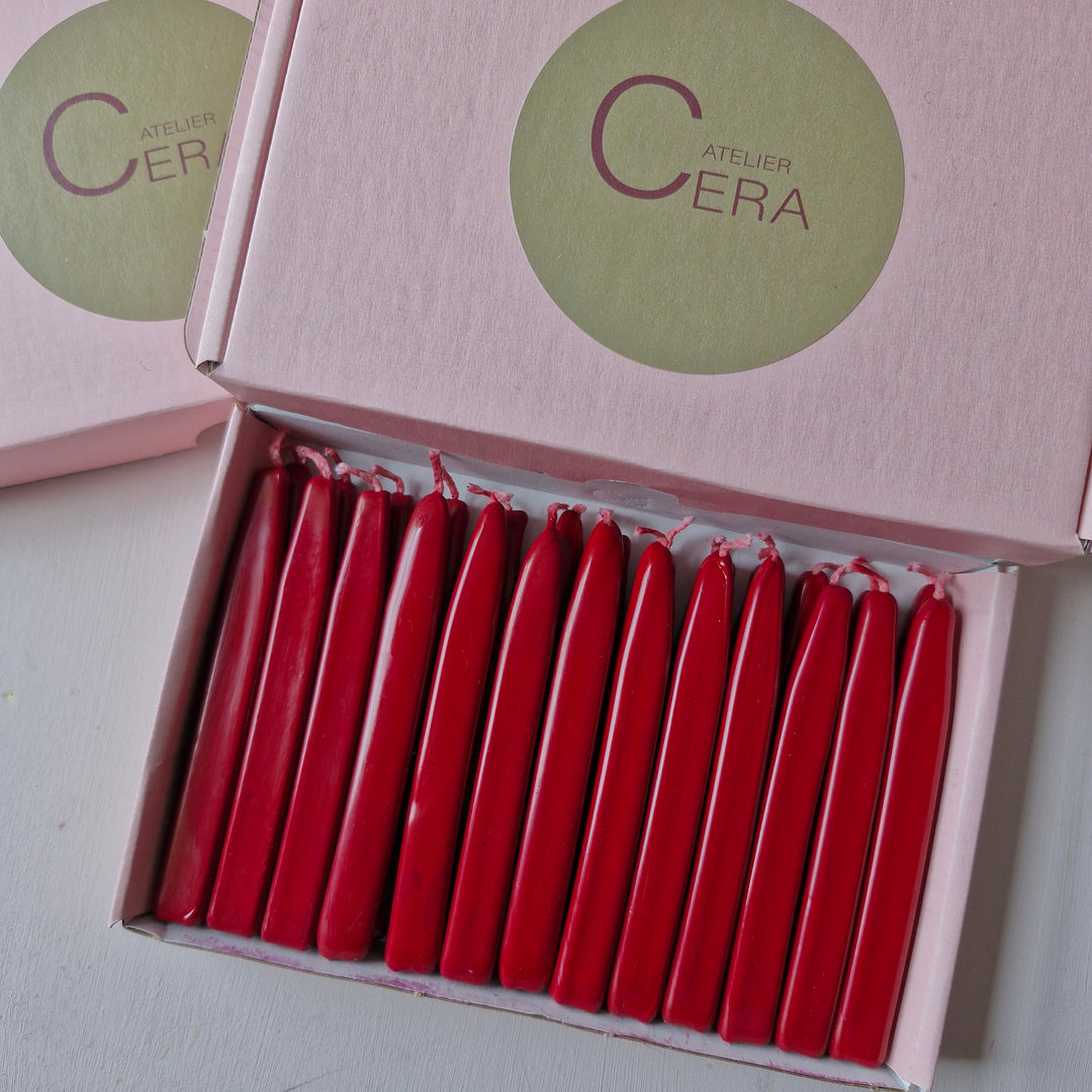 Close-up of a pink Atelier Cera box containing 26 red sealing wick wax sticks for traditional sealing purposes.