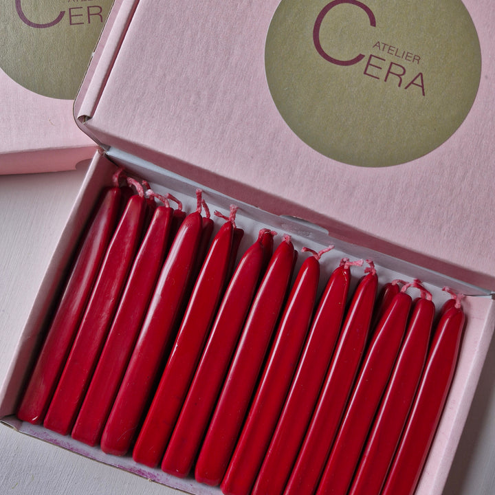 Box of 26 red sealing wick wax sticks in a pink Atelier Cera packaging, ideal for crafting and secure seals.