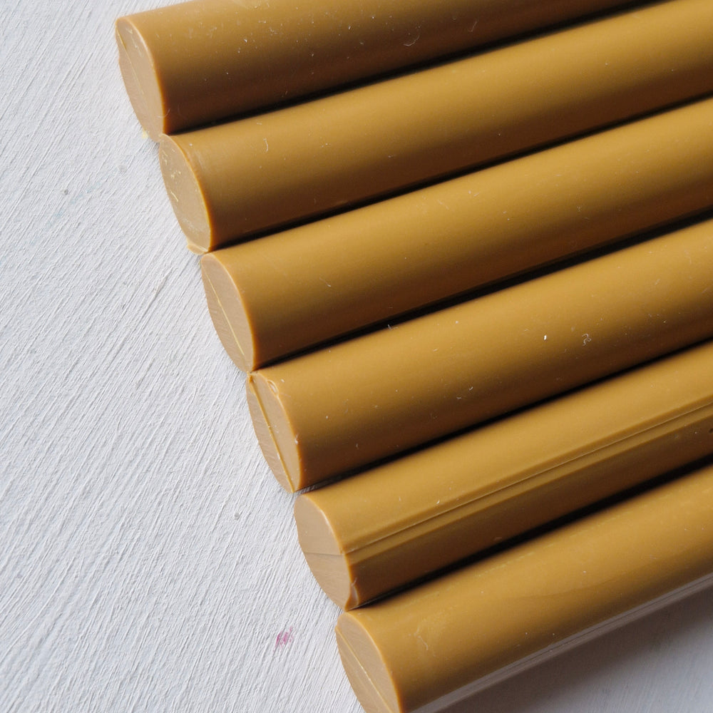 Detailed view of toffee-colored 11mm sealing wax sticks with smooth edges, perfect for creative and sealing tasks, sold in a box of 50.