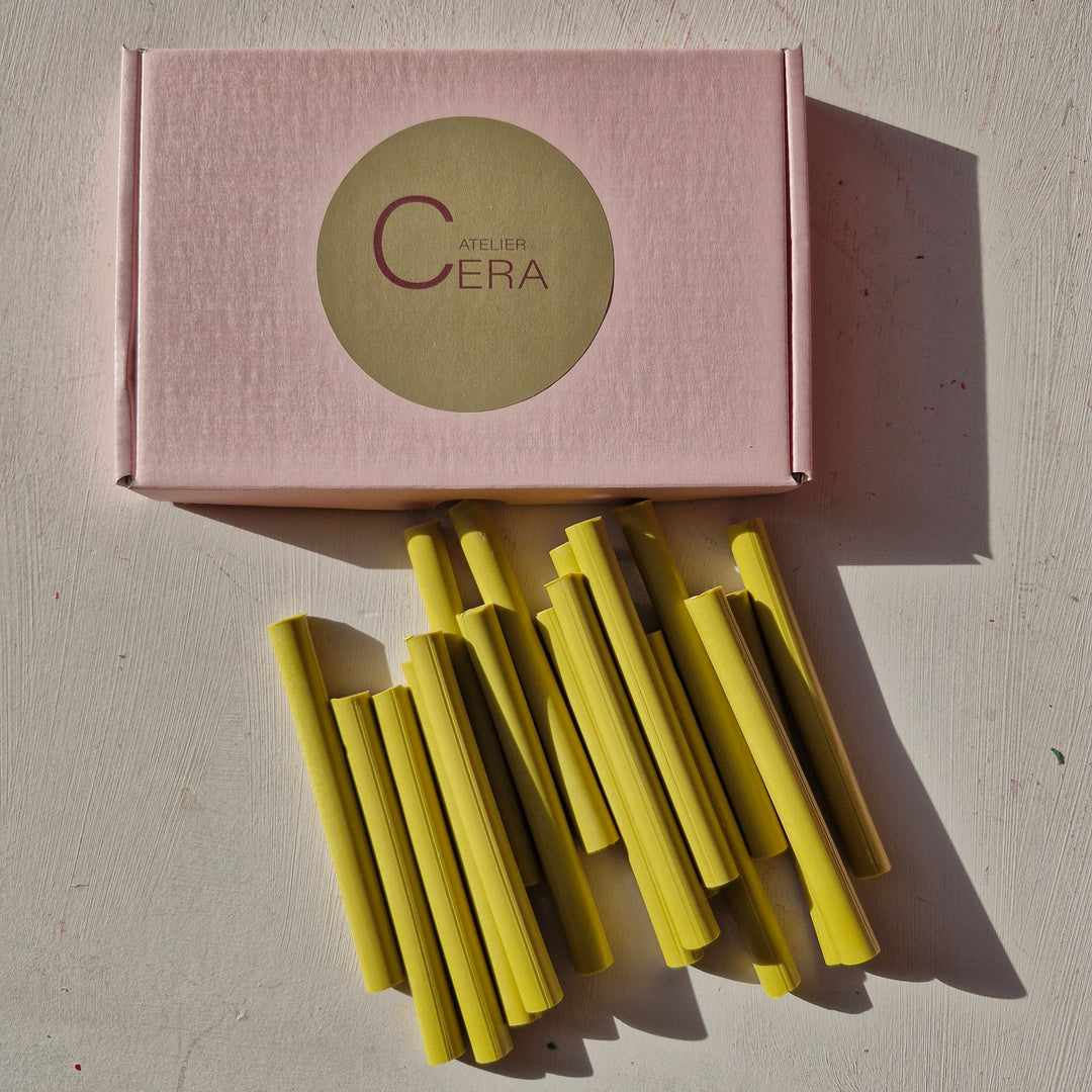 Box of 250 lagoon-colored 11mm sealing wax sticks with a pink Atelier Cera branded packaging. Ideal for office and crafting use.