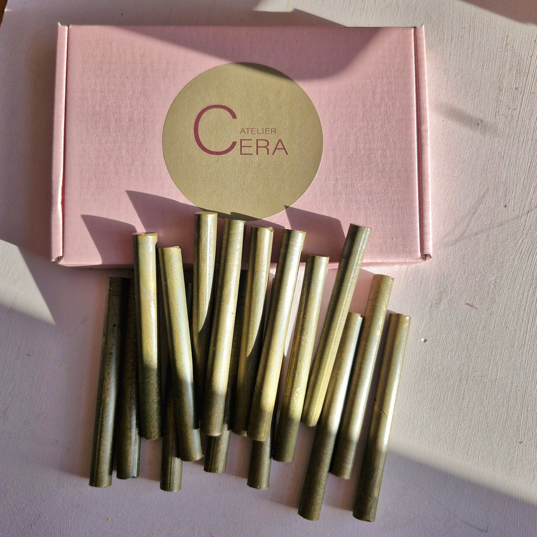 250 French Gold sealing wax sticks, 11mm, displayed with a pink Atelier Cera box. Ideal for crafts and letter sealing.